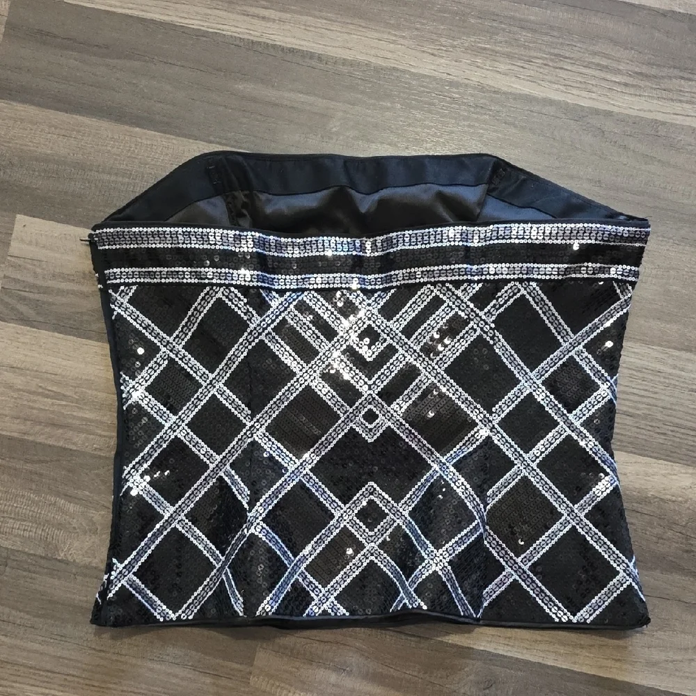 White House Black Market Geometric Sequin Top - Picture 2 of 3